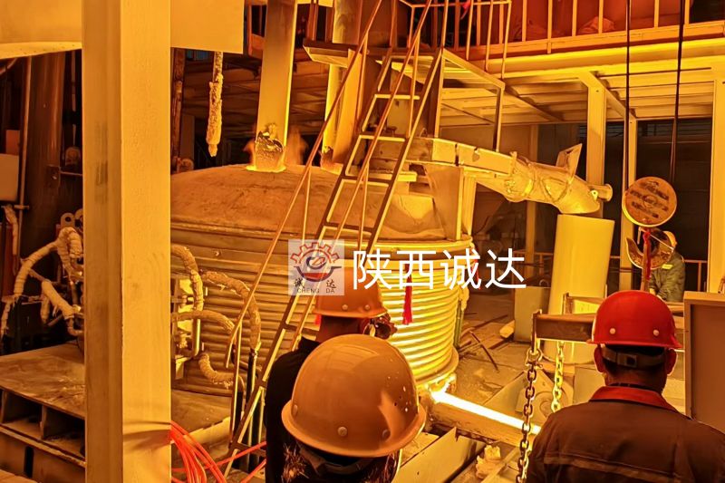 鄭州新密鋯剛玉電弧爐出爐成功！